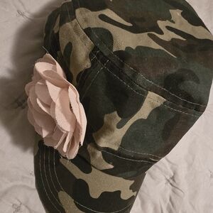 Camouflage Hat with bèige Floral Detail